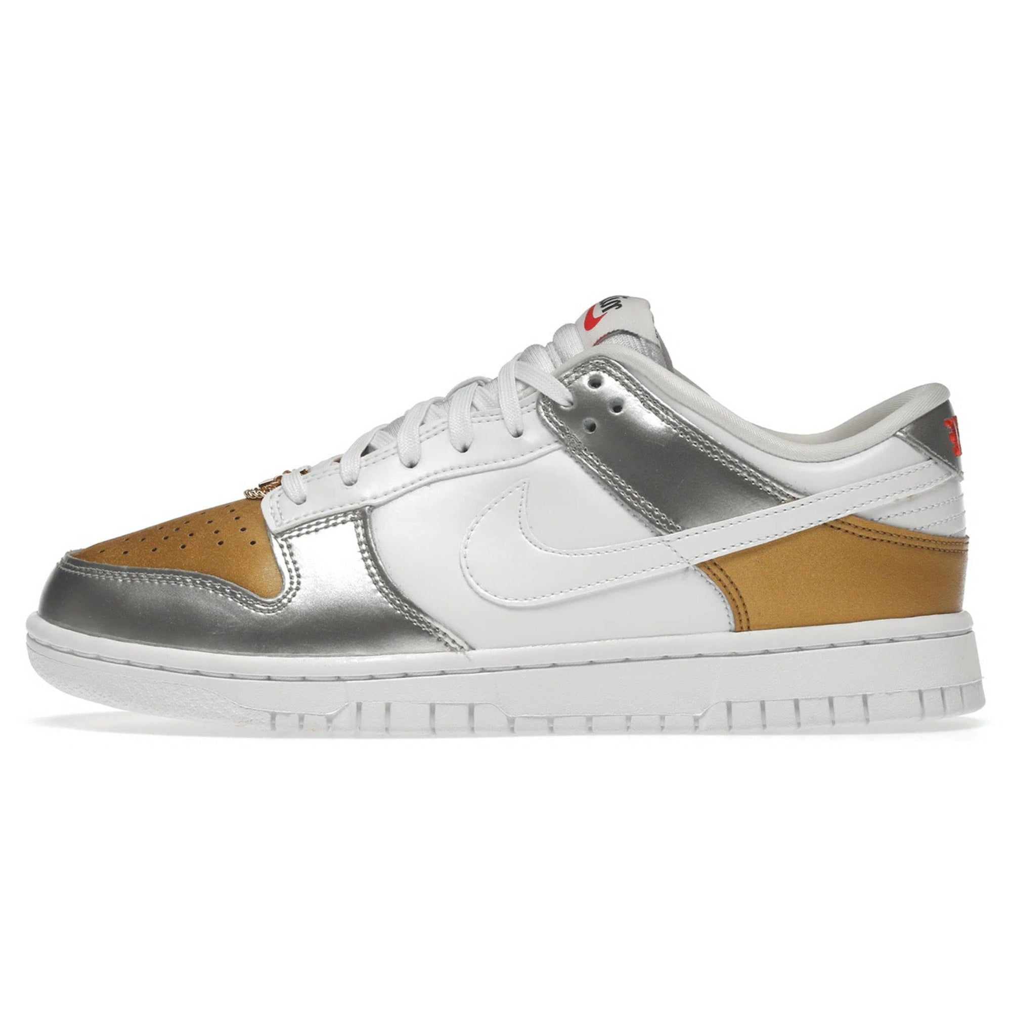 Silver on sale nike dunks